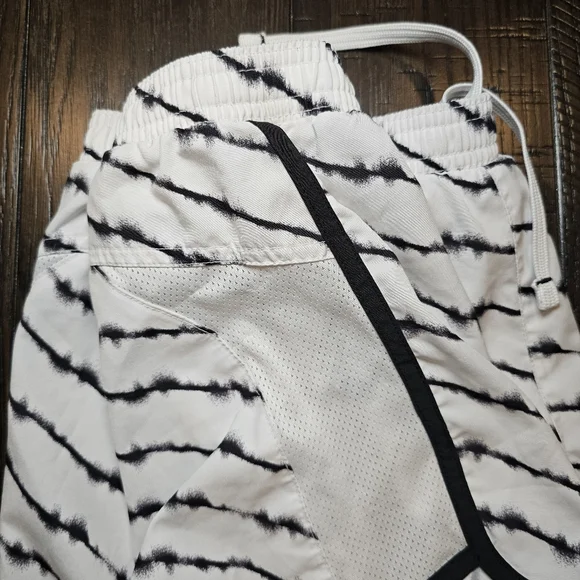 Old Navy Active Shorts - Picture 6 of 7